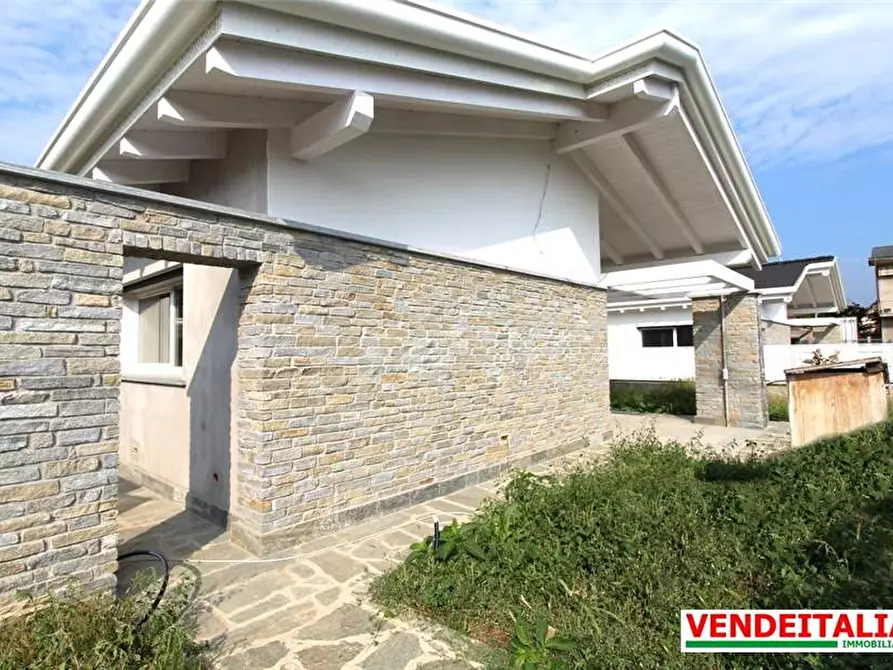 Immagine 6 di Villa in vendita  a Gerenzano