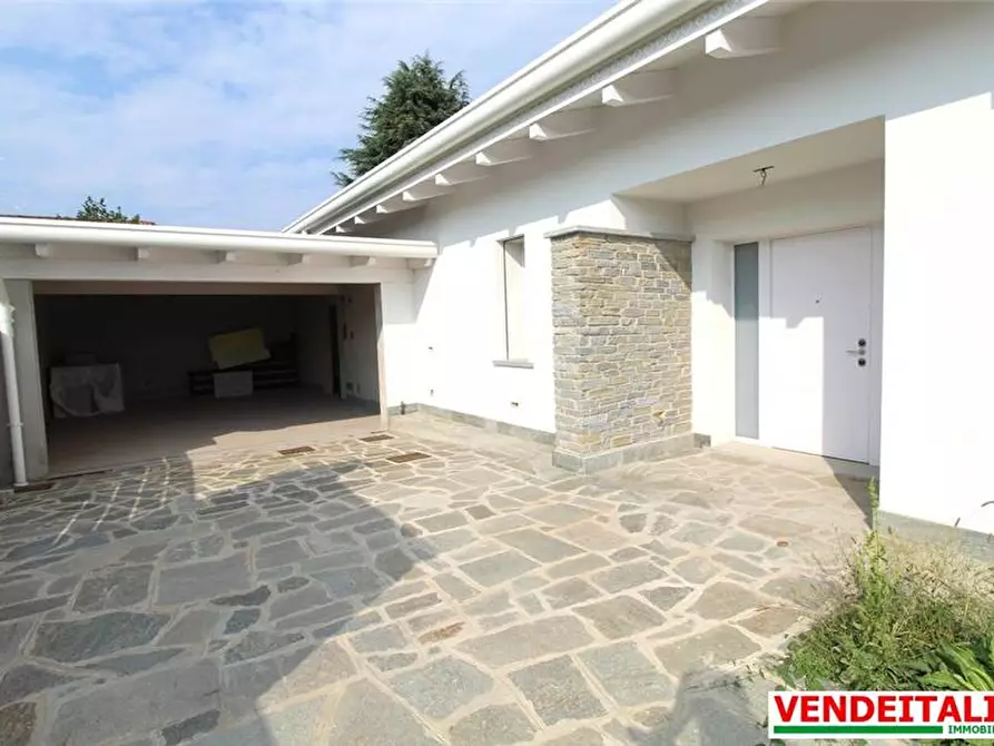 Immagine 8 di Villa in vendita  a Gerenzano