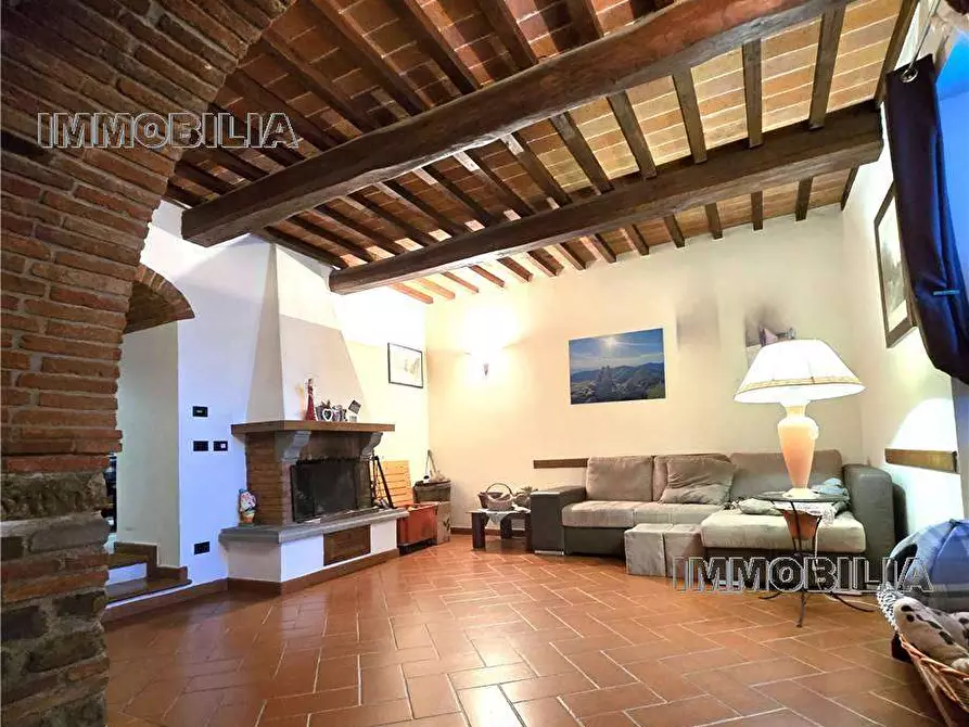 Immagine 3 di Villa in vendita  a Arezzo