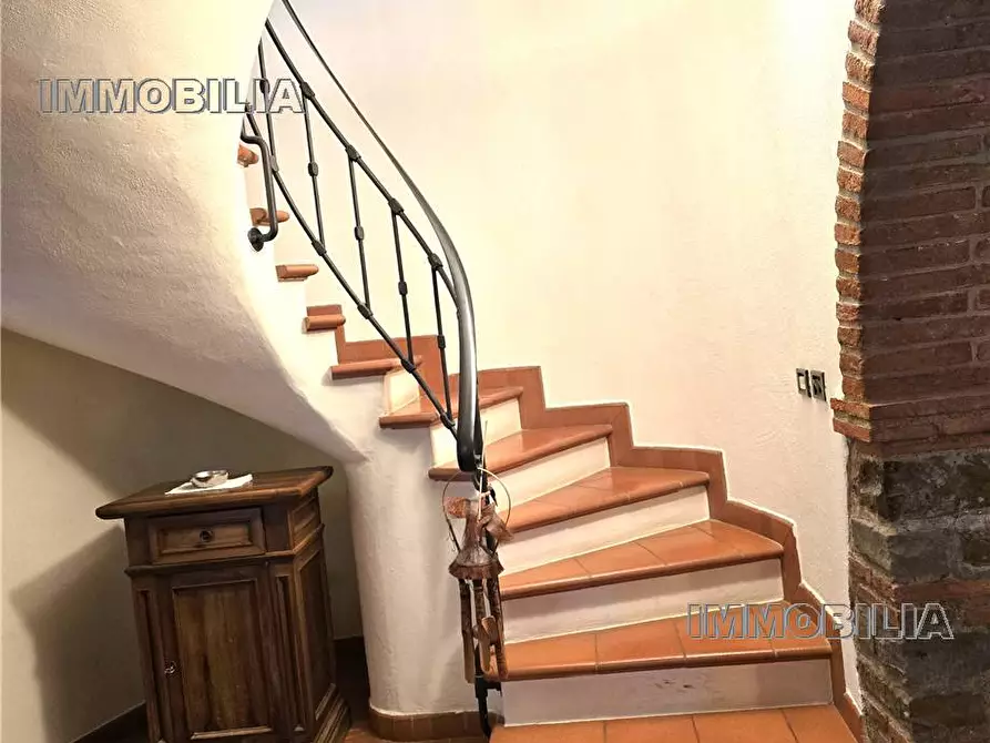Immagine 5 di Villa in vendita  a Arezzo