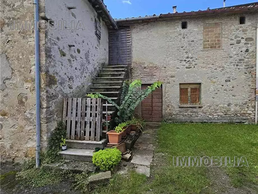Immagine 2 di Deposito in vendita  a Sansepolcro