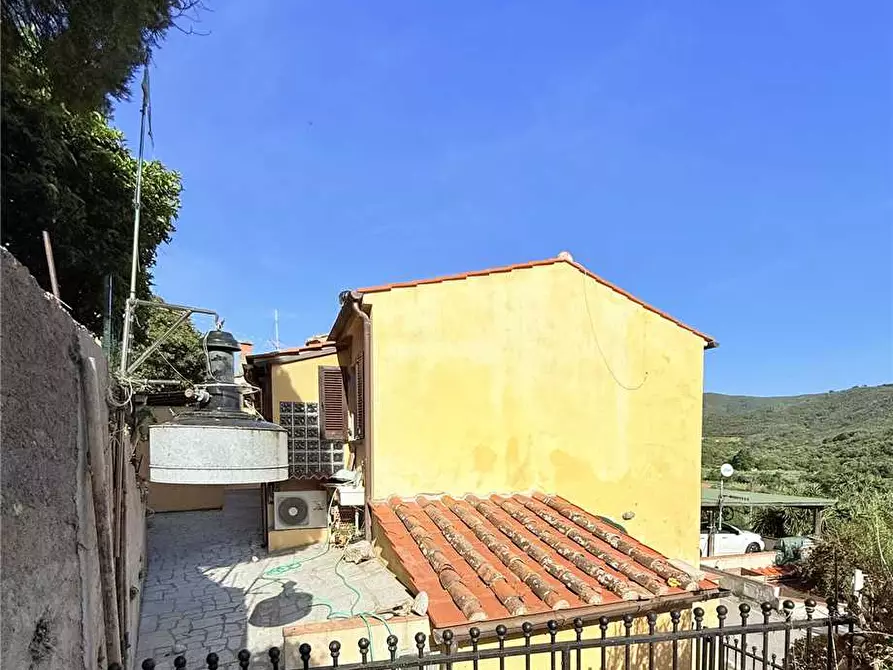 Immagine 2 di Porzione di casa in vendita  a Marciana