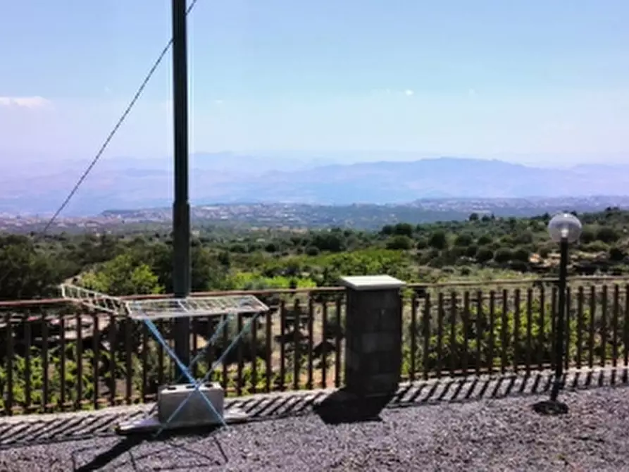 Immagine 2 di Villa in vendita  a Biancavilla