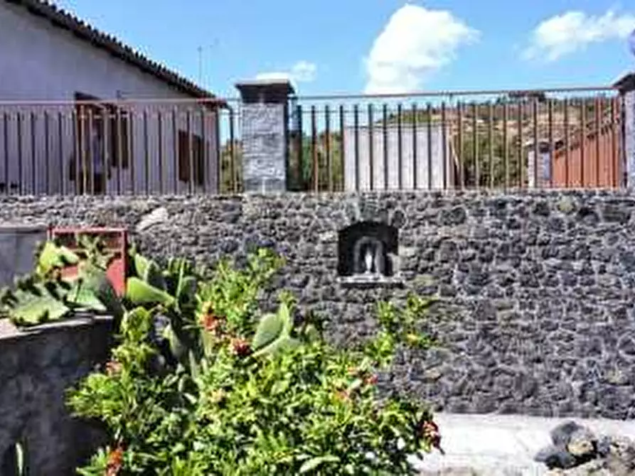 Immagine 3 di Villa in vendita  a Biancavilla