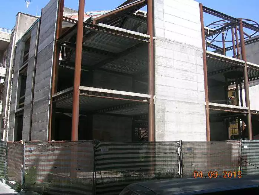 Immagine 2 di Attività commerciale in vendita  a Adrano