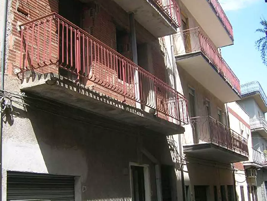Immagine 2 di Stabile in vendita  a Biancavilla
