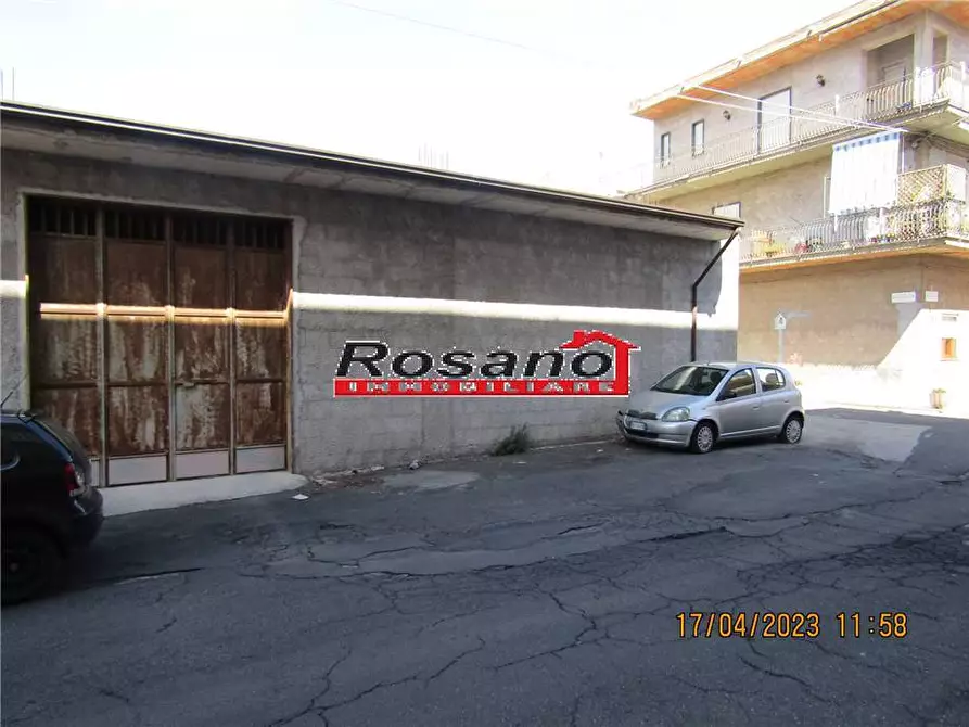 Immagine 1 di Garage in vendita  a Biancavilla