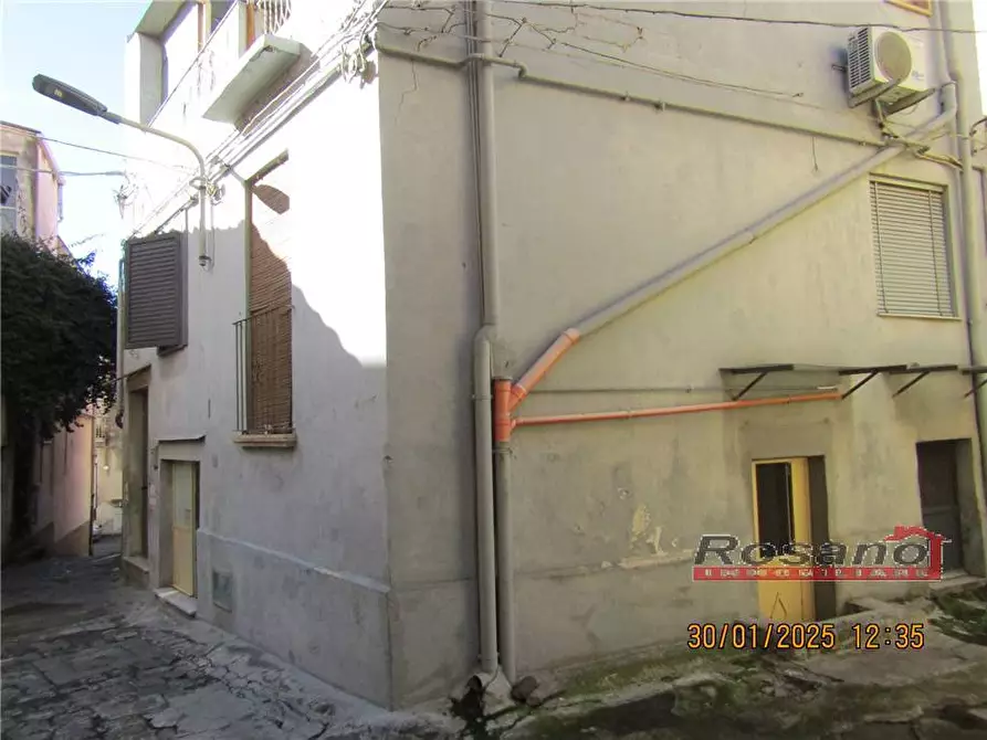 Immagine 1 di Villa in vendita  in Via FERRO a Biancavilla