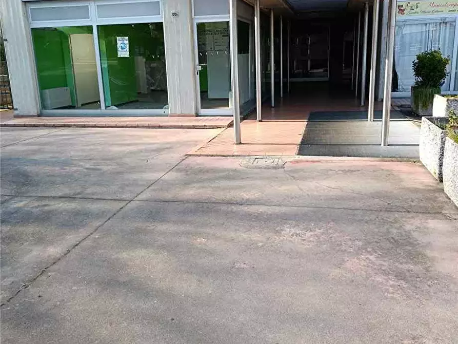 Immagine 1 di Attività commerciale in vendita  a Verbania
