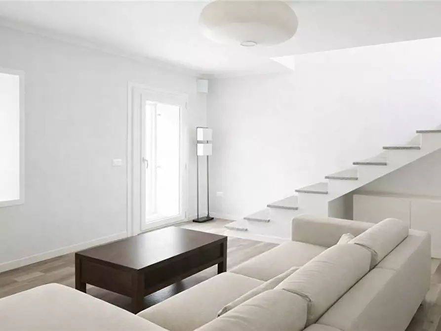 Immagine 1 di Villa in vendita  in Via Garibaldi a Cambiasca