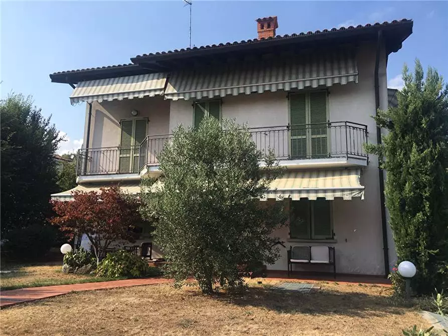 Immagine 1 di Villa in vendita  in Via Monte Grappa, 2 a Castelli Calepio