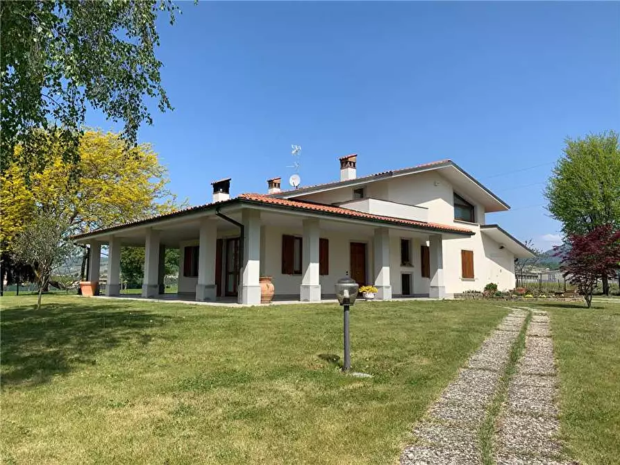 Immagine 1 di Villa in vendita  in Via Via Basso Bosco Basso a Capriolo