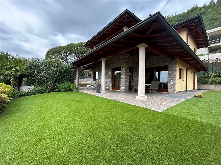 Immagine 3 di Villa in vendita  in Via Isacco e Febo Arcangeli a Sarnico
