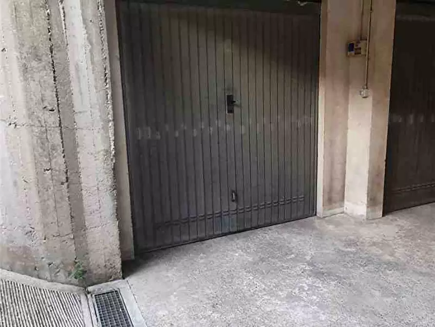 Immagine 1 di Garage in vendita  a Modena