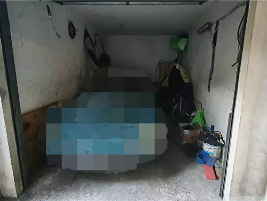 Immagine 2 di Garage in vendita  a Modena