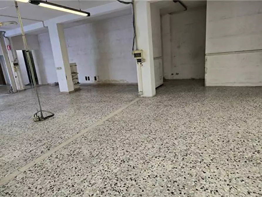 Immagine 4 di Attività commerciale in vendita  a Modena