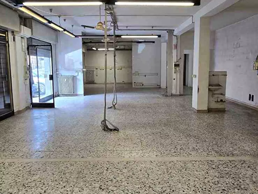 Immagine 7 di Attività commerciale in vendita  a Modena