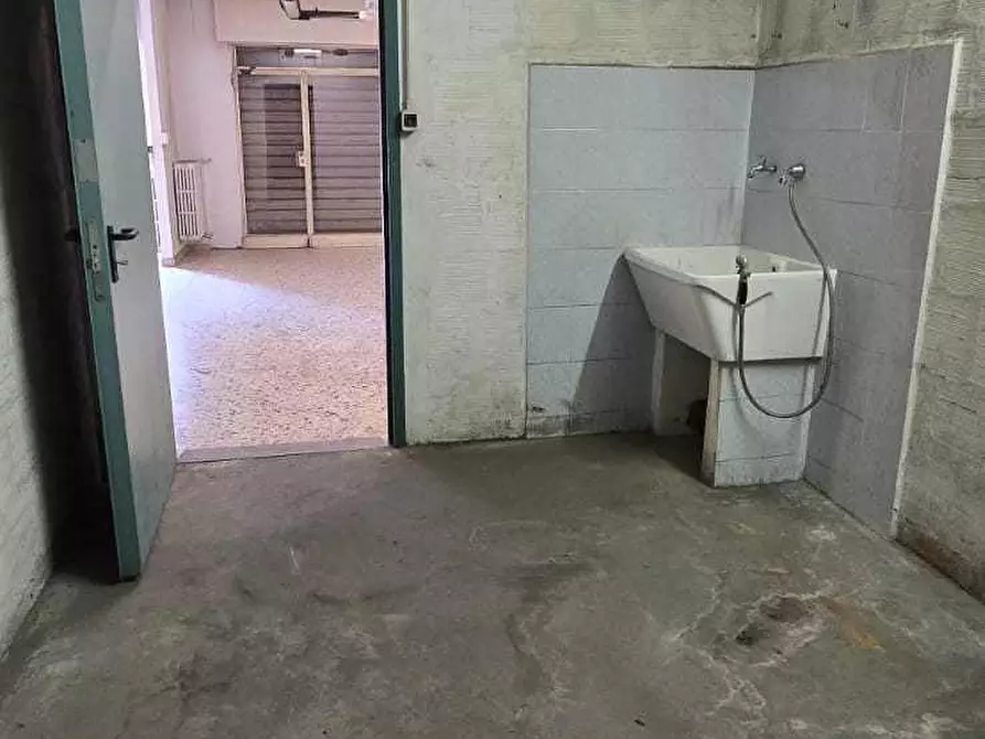 Immagine 9 di Attività commerciale in vendita  a Modena