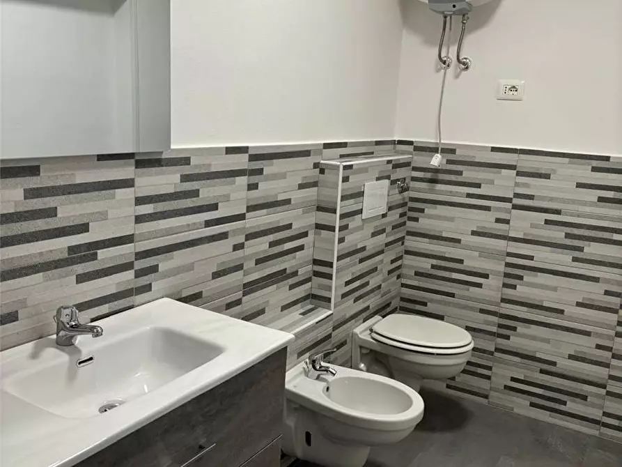 Immagine 2 di Attività commerciale in vendita  a Modena