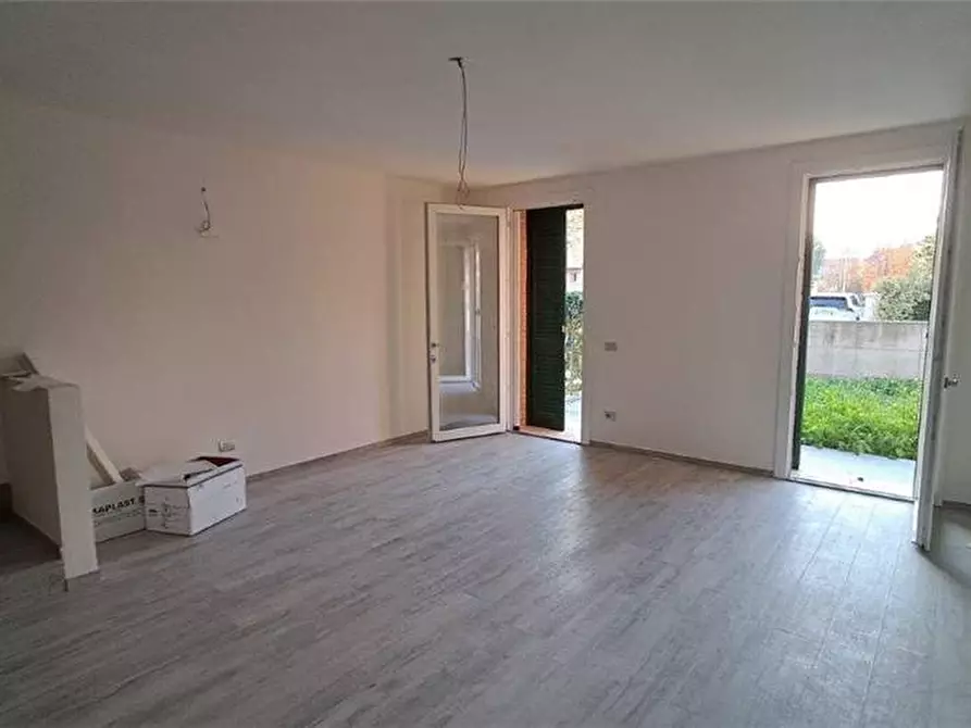 Immagine 2 di Villa in vendita  a Mirandola