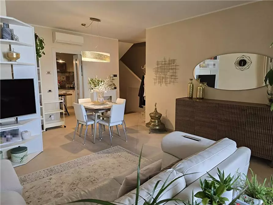 Immagine 1 di Villa in vendita  a Novi Di Modena