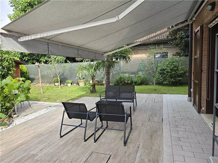 Immagine 10 di Villa in vendita  a Novi Di Modena