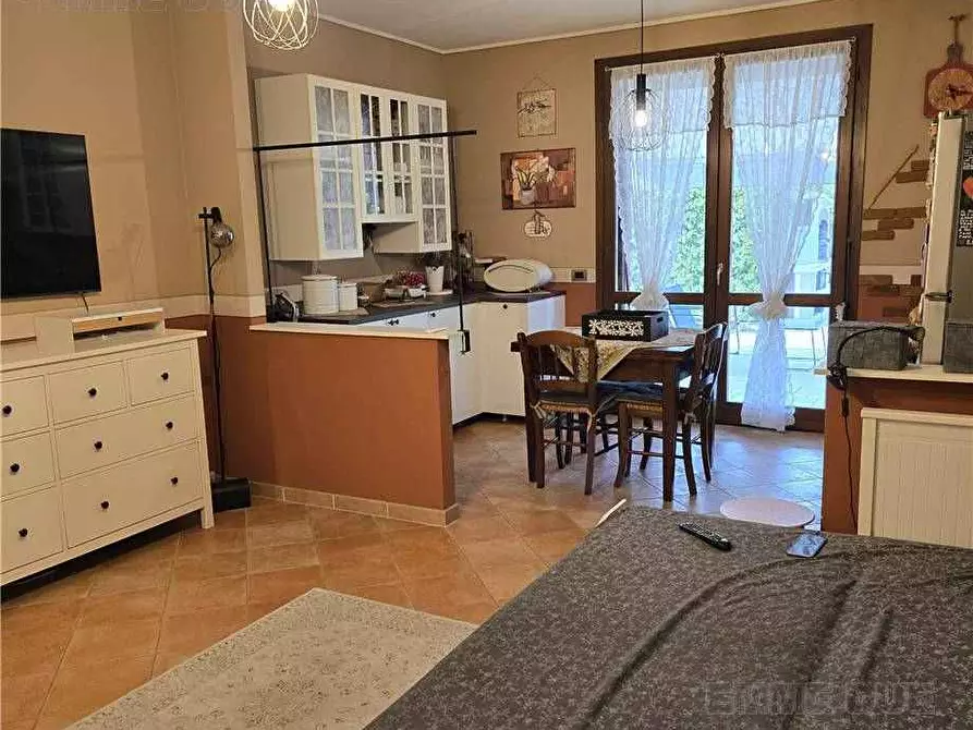 Immagine 2 di Villa in vendita  a Novi Di Modena