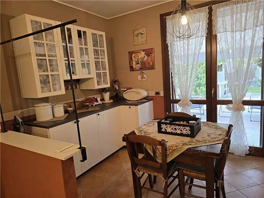 Immagine 7 di Villa in vendita  a Novi Di Modena