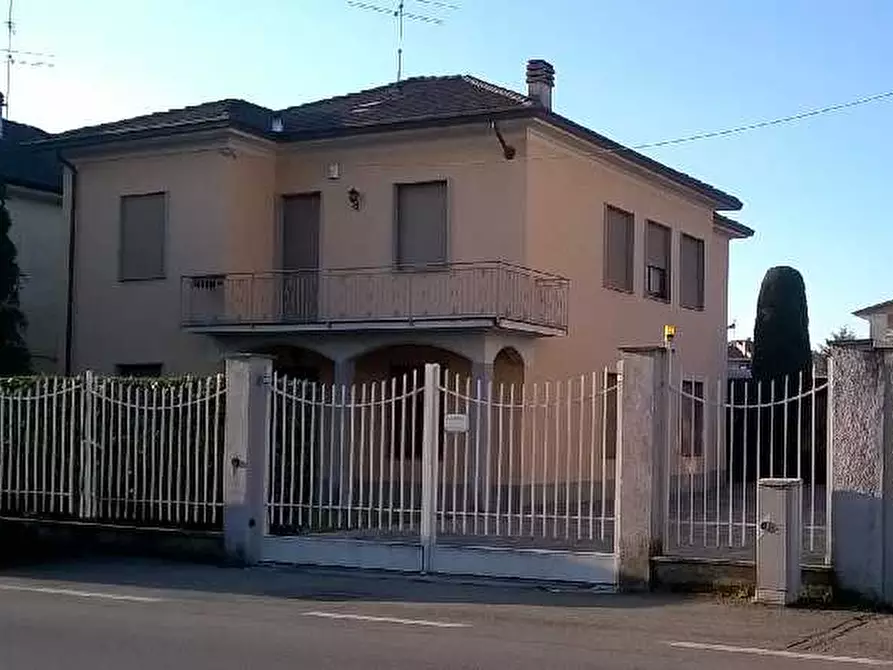 Immagine 1 di Villa in vendita  a Broni
