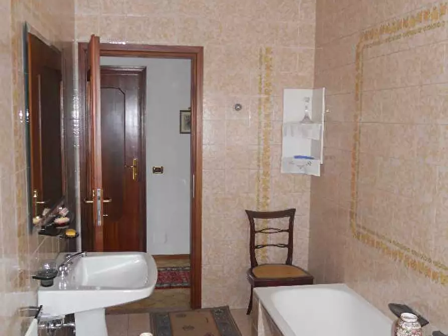 Immagine 5 di Casa bifamiliare in vendita  a Castana