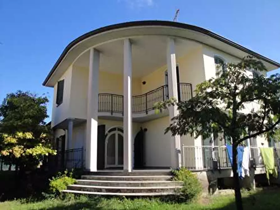 Immagine 2 di Villa in vendita  a Broni