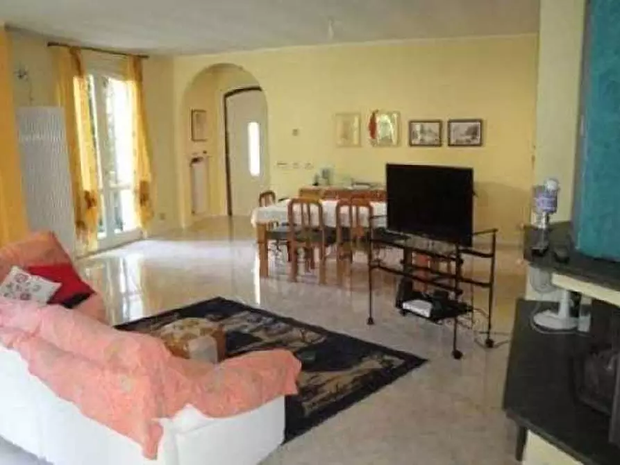 Immagine 4 di Villa in vendita  a Broni