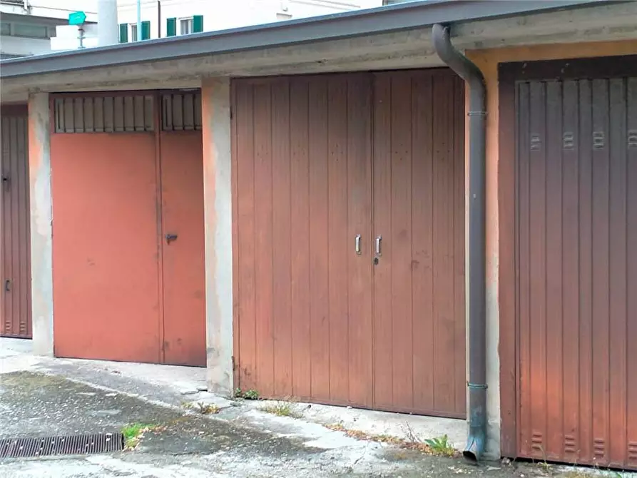 Immagine 2 di Garage in vendita  a Broni