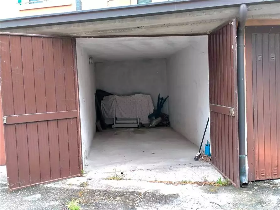 Immagine 3 di Garage in vendita  a Broni