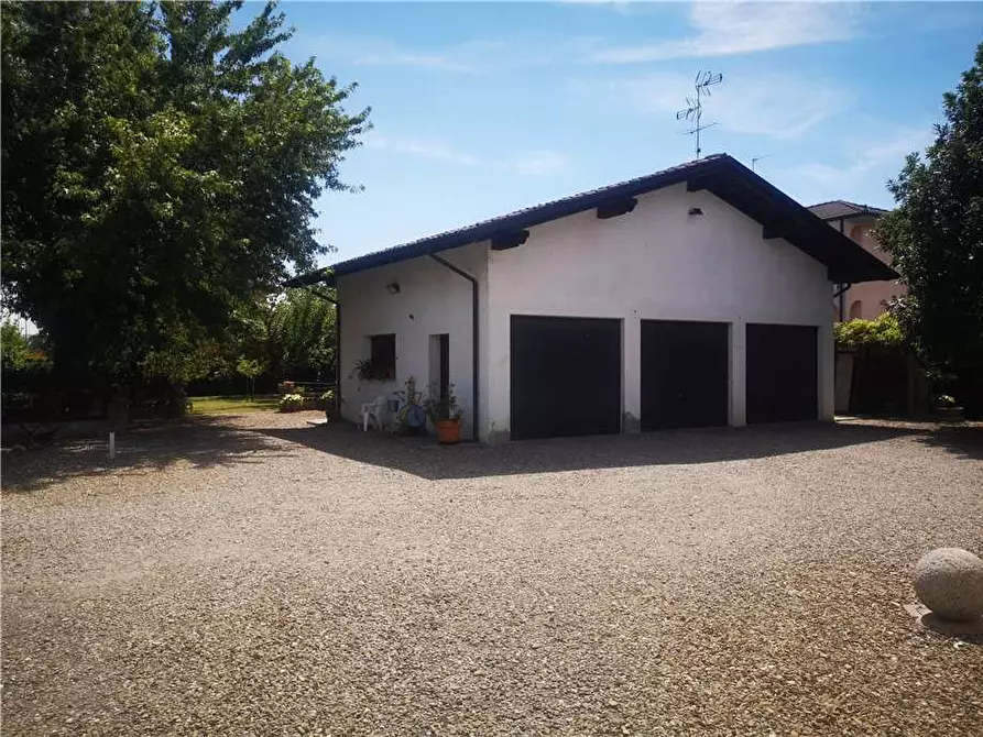 Immagine 3 di Villa in vendita  a Campospinoso