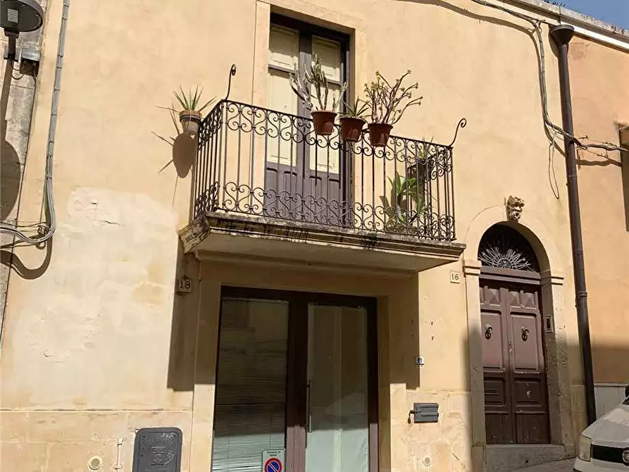 Immagine 2 di Villa in vendita  in Via PIER CAPPONI, 24 a Noto