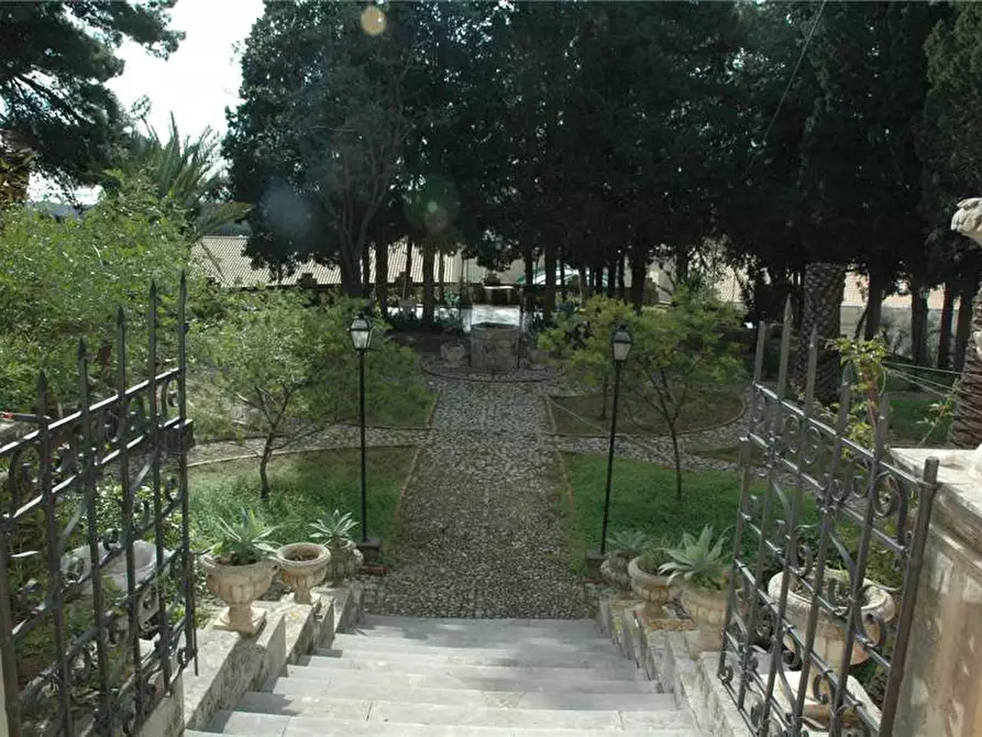 Immagine 13 di Villa in vendita  in Via Dei Mille, 110 a Noto