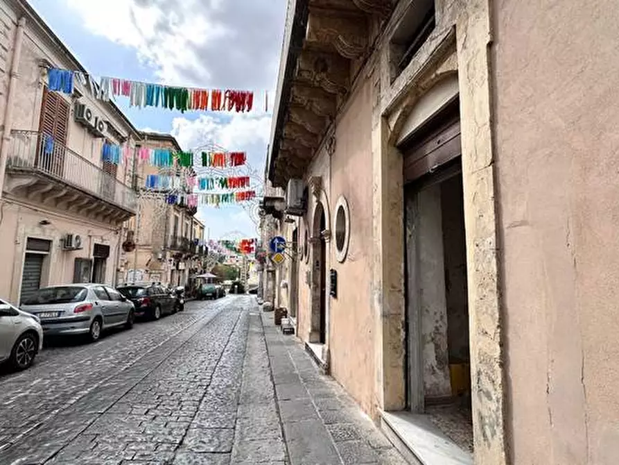 Immagine 2 di Attività commerciale in vendita  in C.so Vittorio Emanuele, 18 a Noto