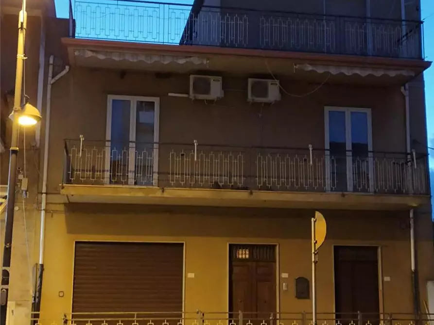 Immagine 1 di Villa in vendita  in Via Vittorio Emanuele, 94 a San Salvatore Di Fitalia