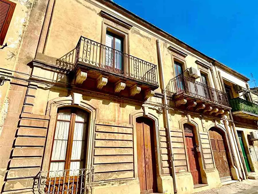 Immagine 2 di Villa in vendita  in Via Sbano Corrado, 7/9/11 a Noto