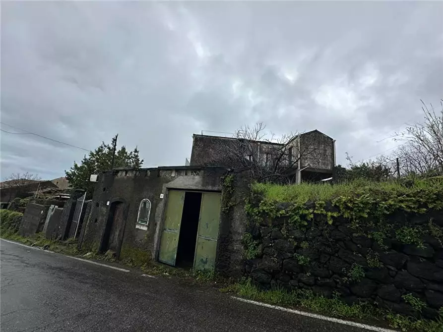 Immagine 2 di Villa in vendita  in Via Etna, 49/51/53 a Catania