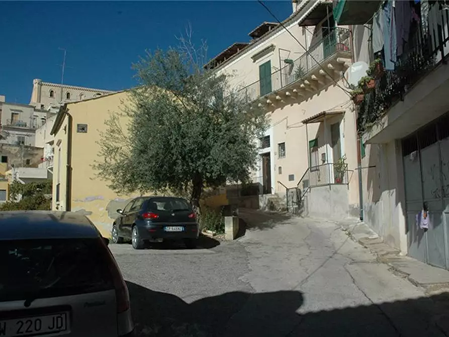Immagine 3 di Garage in vendita  in Via Vio Nea, 21 a Noto