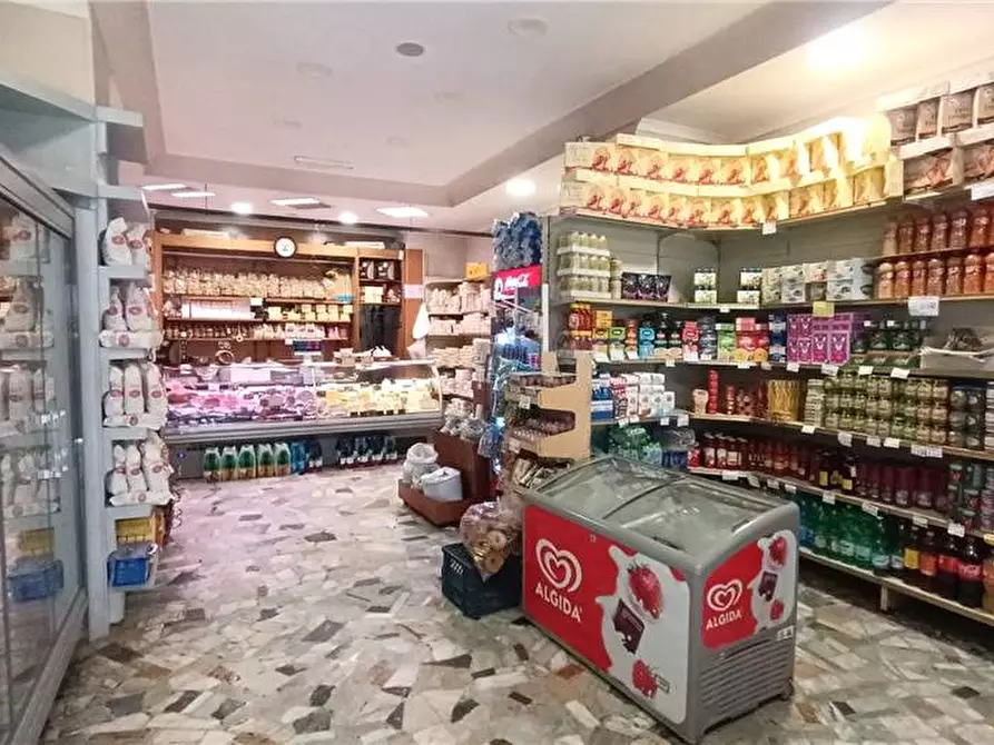 Immagine 1 di Attività commerciale in affitto  a Napoli