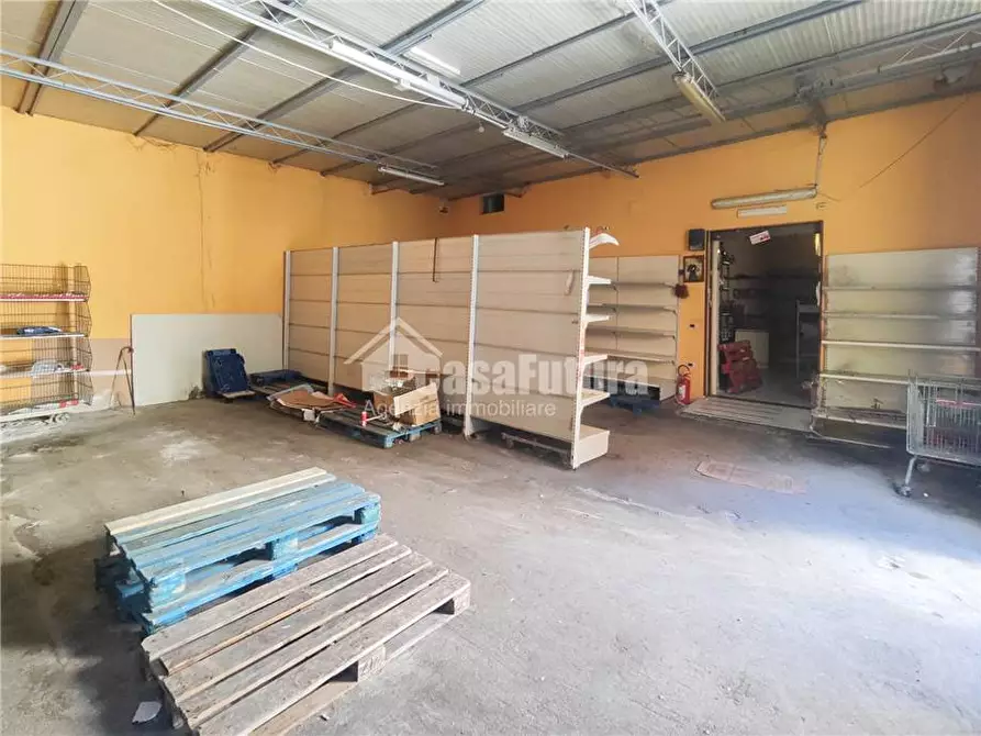 Immagine 4 di Attività commerciale in vendita  a Napoli