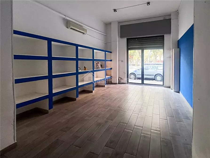 Immagine 3 di Attività commerciale in vendita  a Napoli
