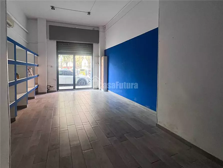 Immagine 4 di Attività commerciale in vendita  a Napoli