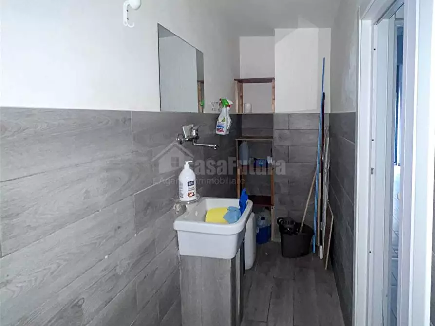 Immagine 5 di Attività commerciale in vendita  a Napoli