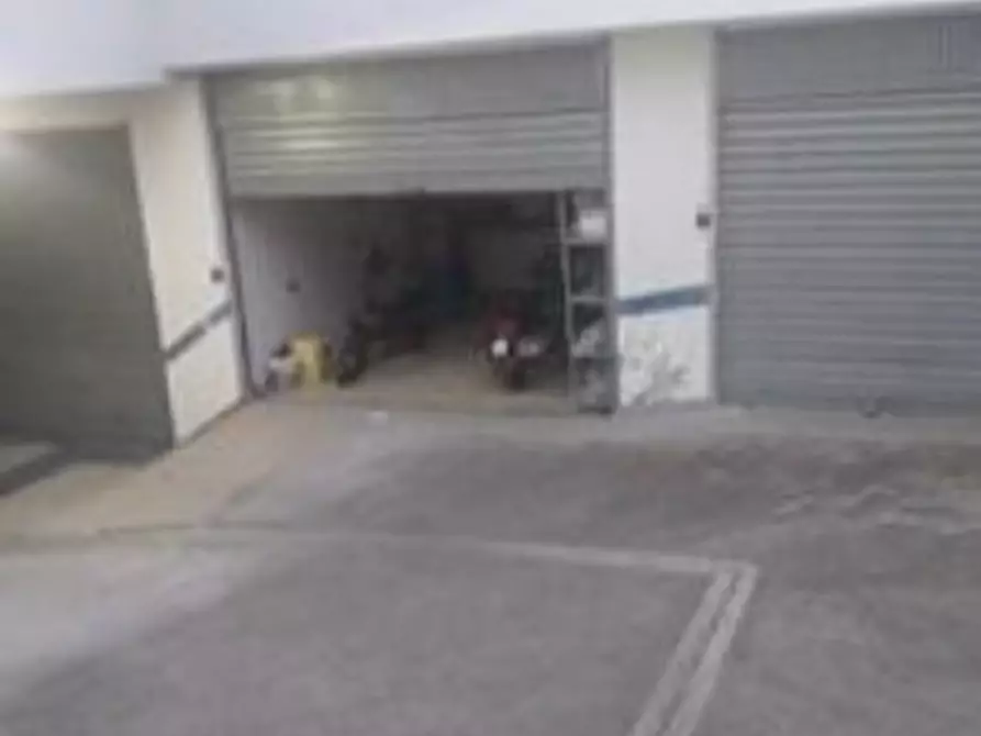 Immagine 1 di Garage in vendita  a Barletta