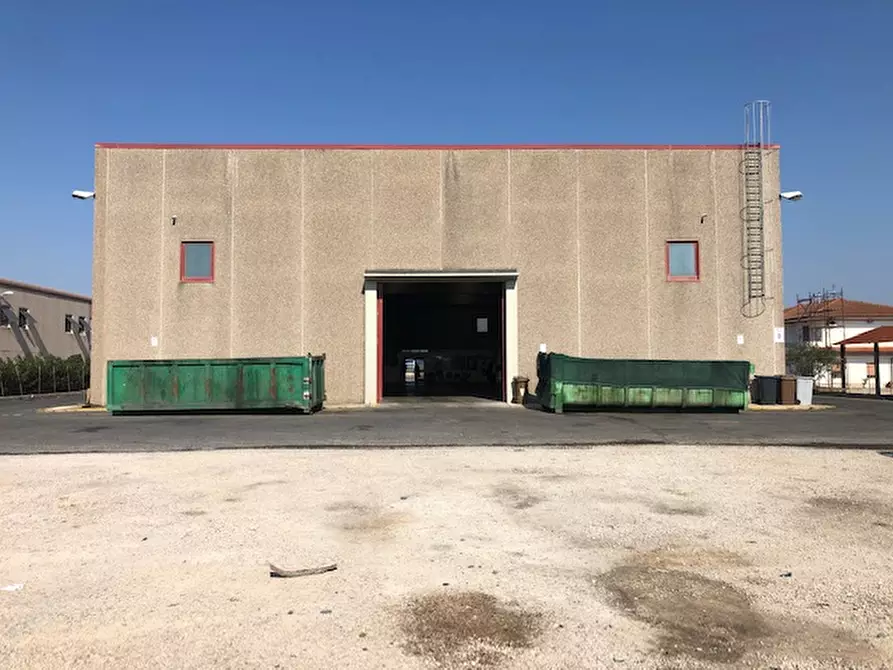 Immagine 1 di Capannone industriale in affitto  a Latina