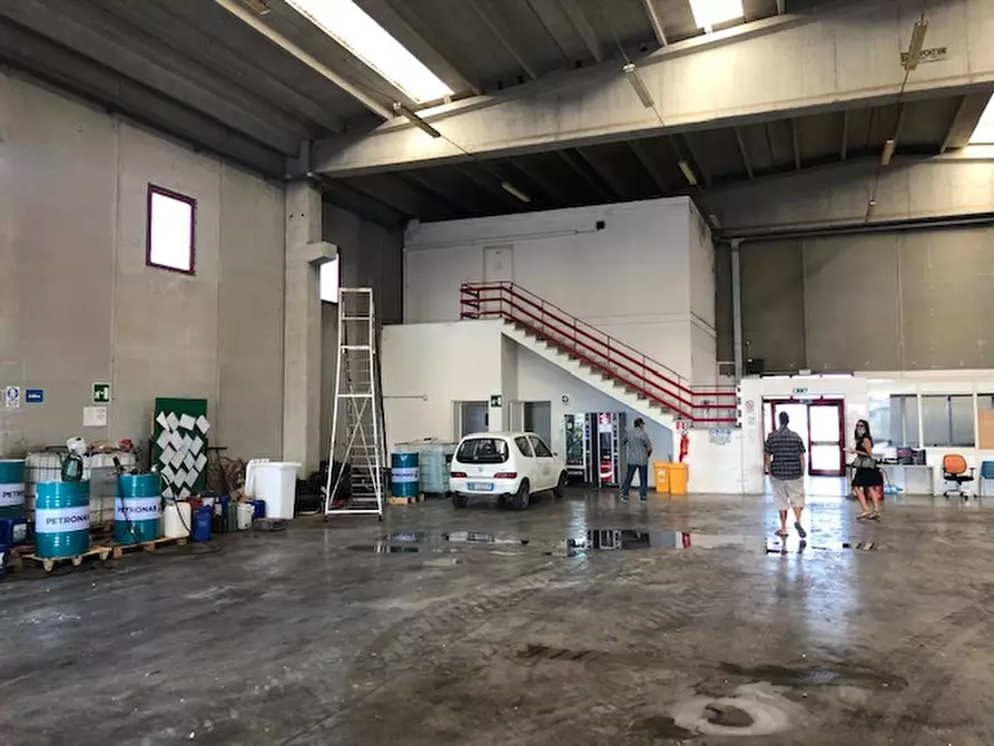 Immagine 5 di Capannone industriale in affitto  a Latina